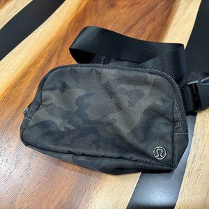 Lululemon Everywhere Belt Bag - Heritage Camo